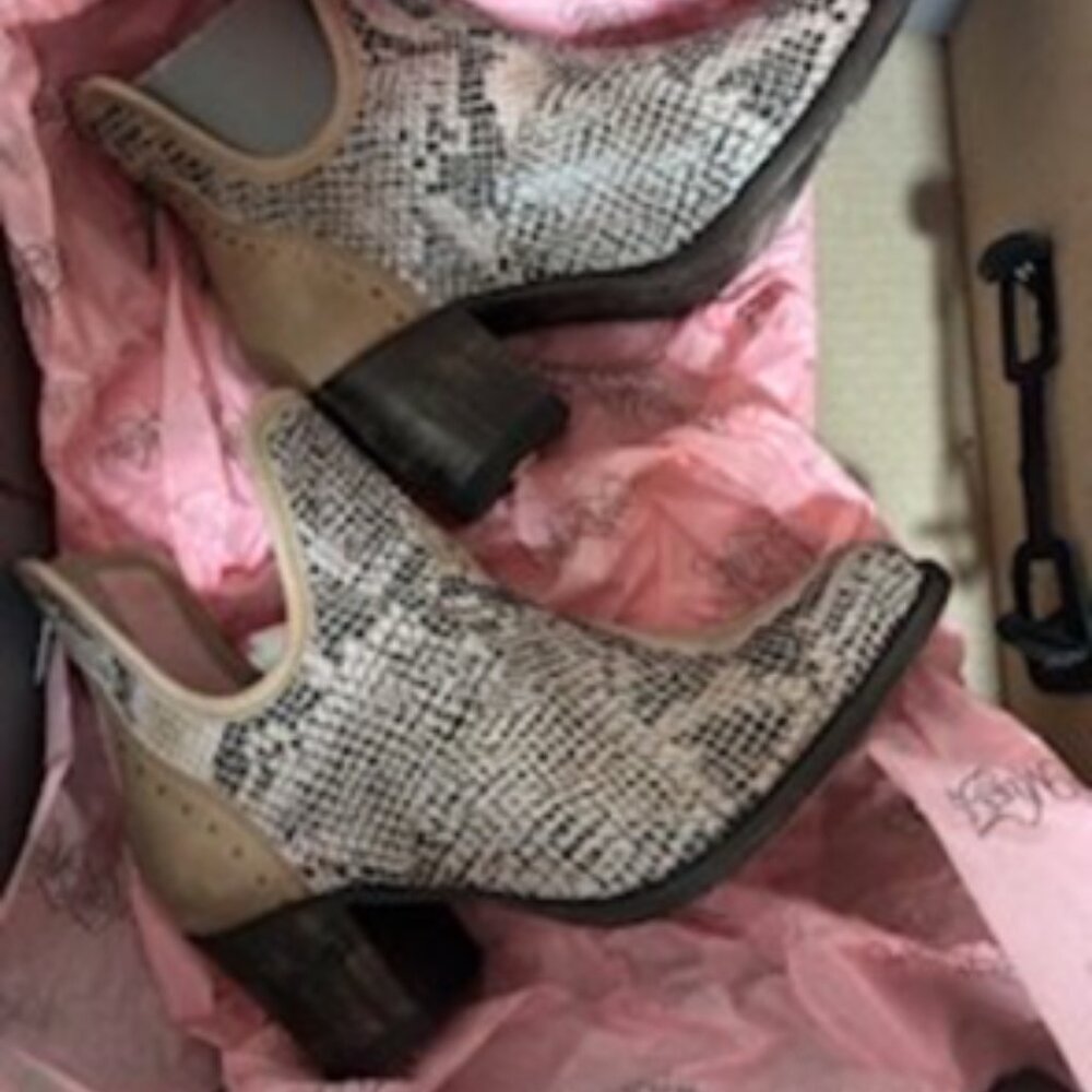 NEW Miss Macie Honey Hush Boutique Snakeskin Western Cowgirl Booties Size 7.5